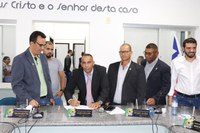 Presidente Aleandro assina ordem de serviço para construção e ampliação da câmara